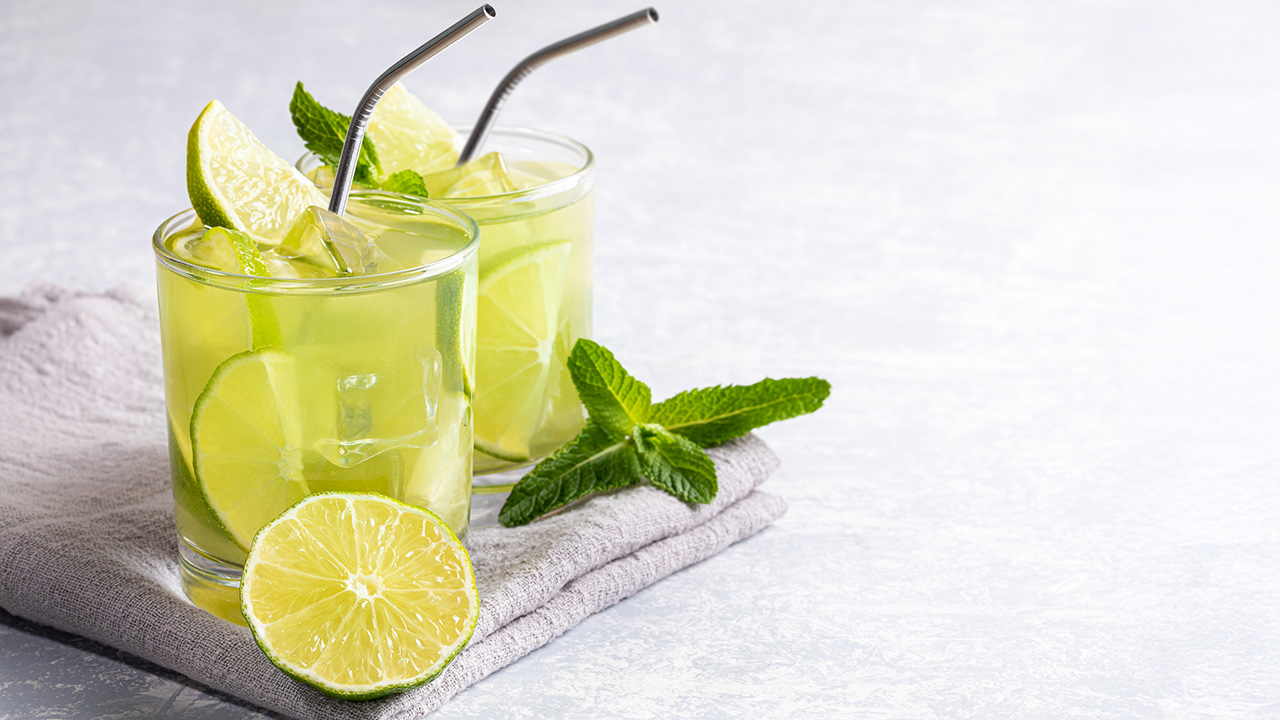 Grøn iste med mynte