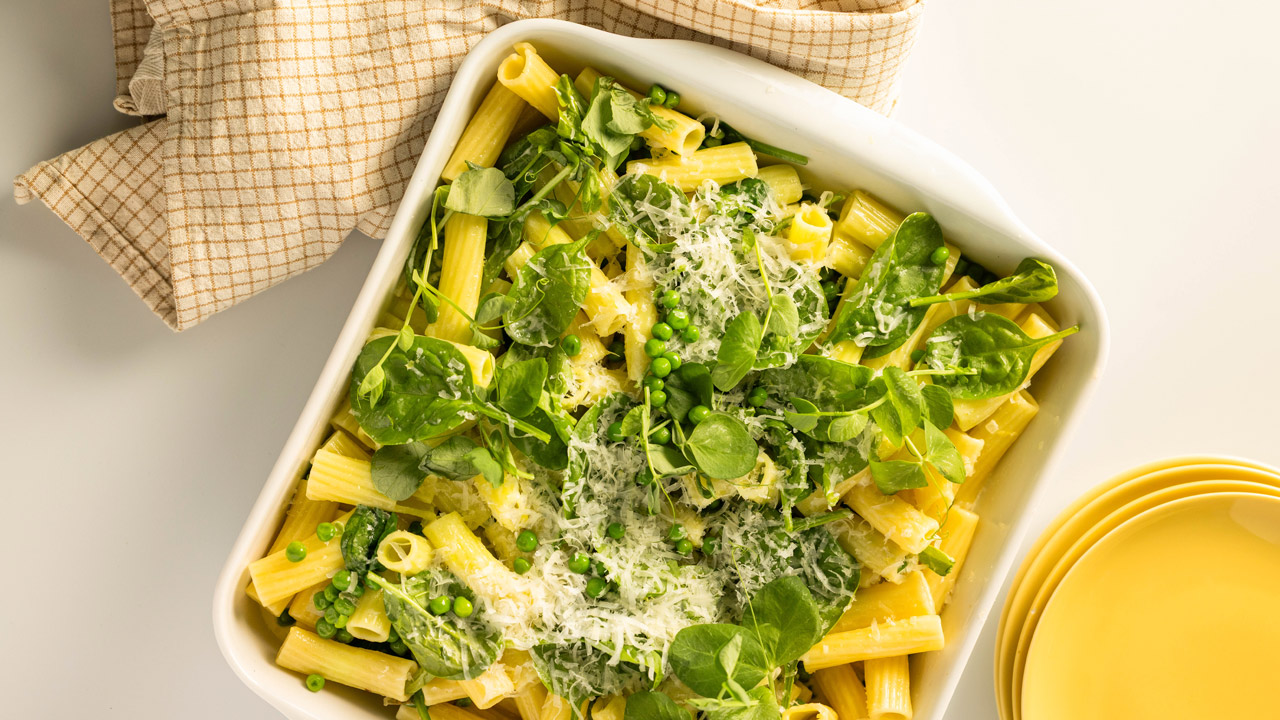 Cremet pasta med ærter og spinat