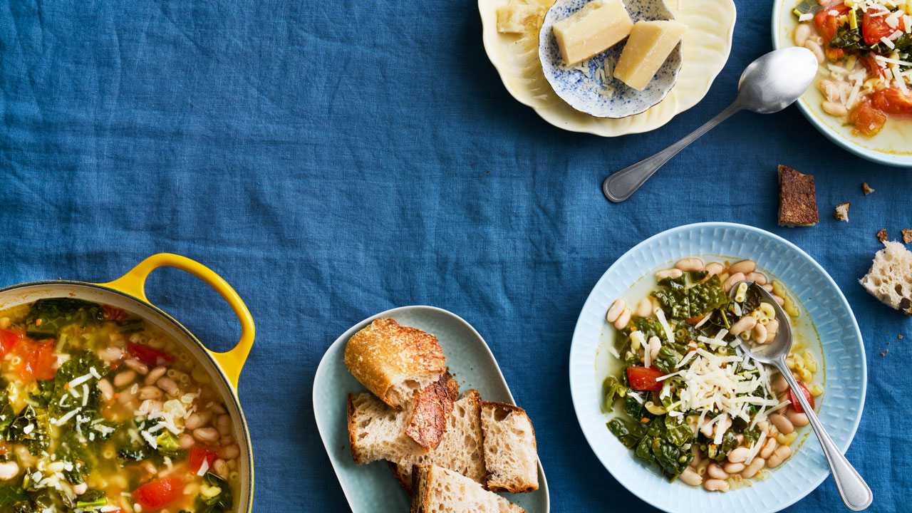 Minestrone med palmekål og parmesan
