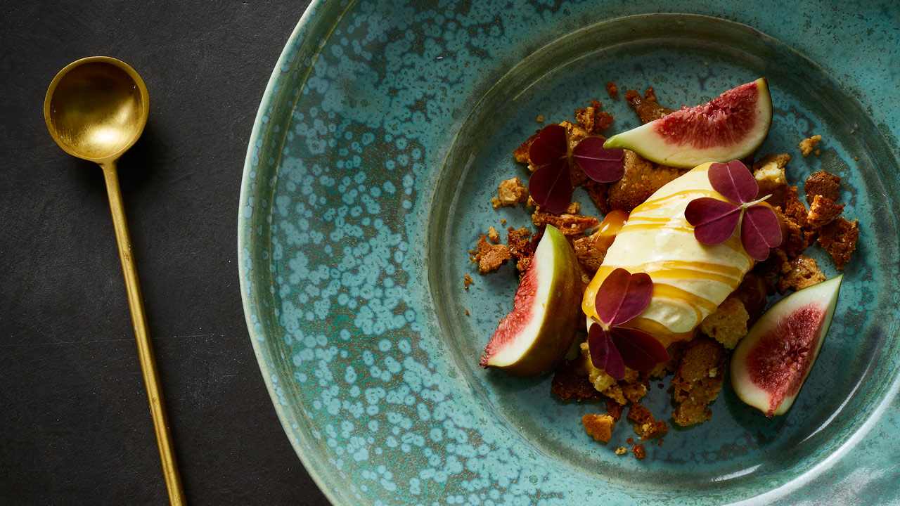 Isdessert med ristet hvid chokolade, miso-karamelsauce og friske figner
