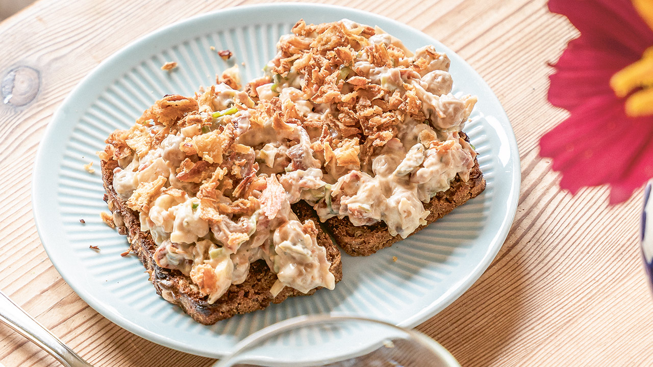 Rugbrød med kikærtesalat