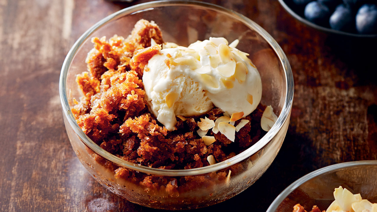 Kaffegranita med mandler og solbær