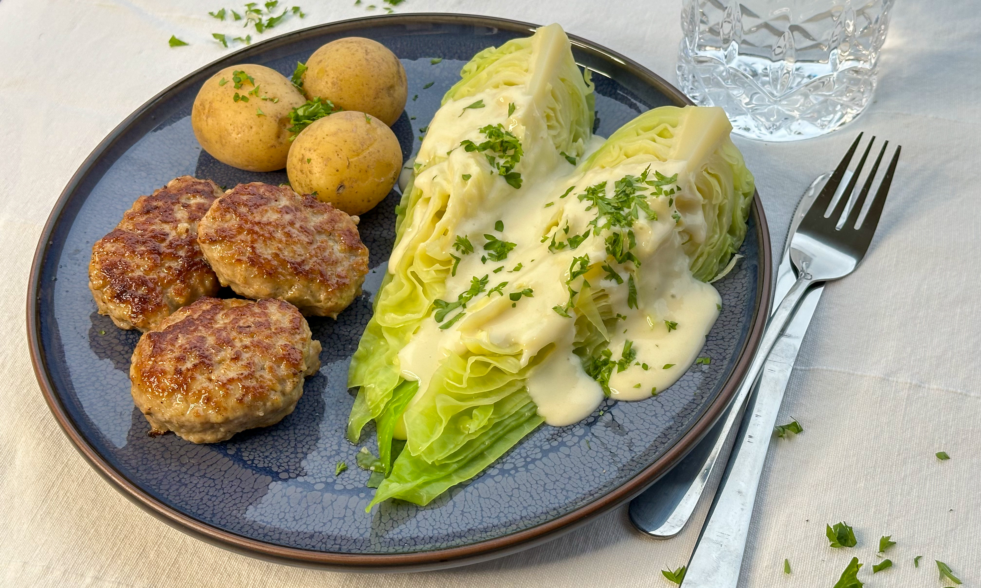 Mormor frikadeller med spidskål og sovs