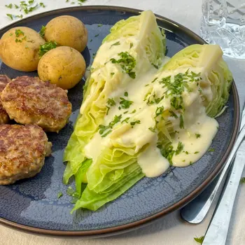 Mormor frikadeller med spidskål og sovs