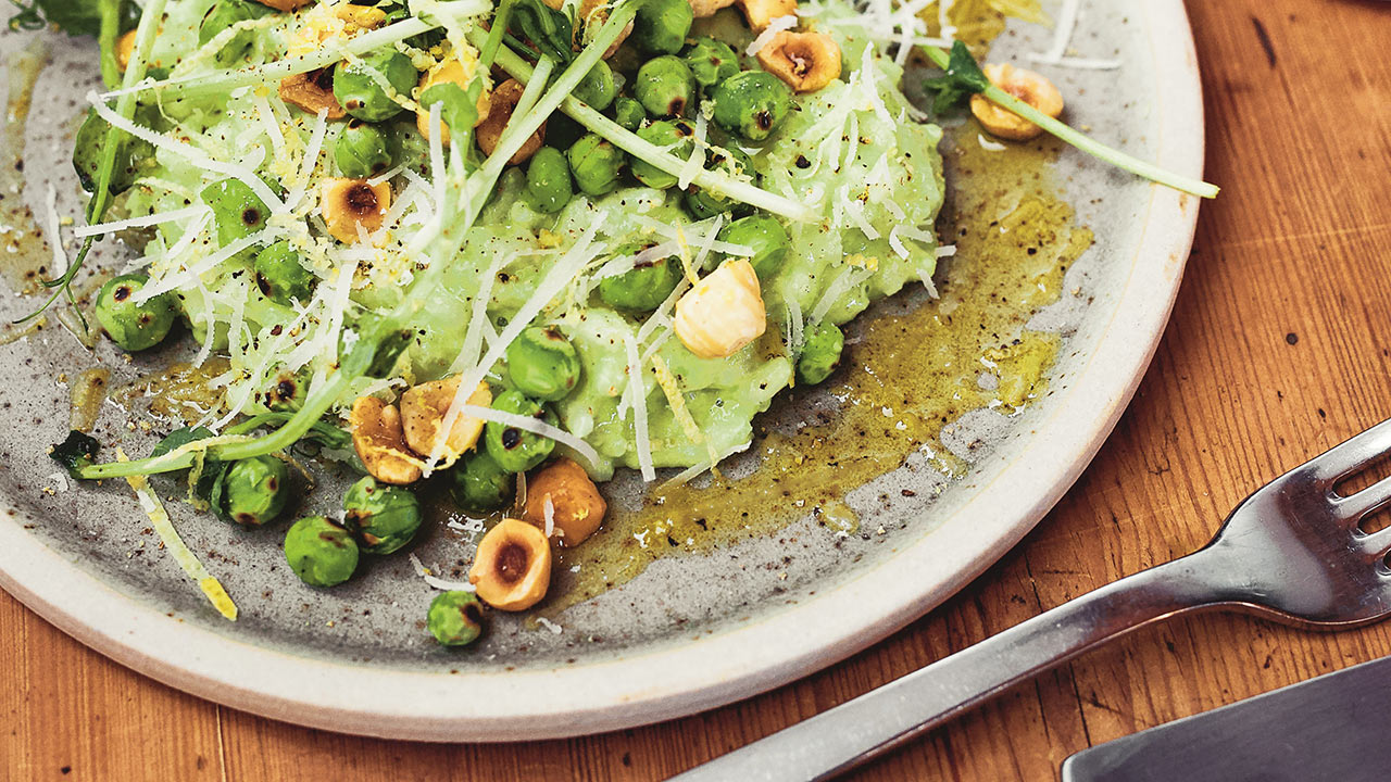 Ærterisotto med råstegte ærter og ristede hasselnødder