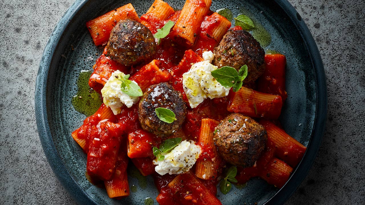 Krydrede lammekødboller med tomatsauce og pasta