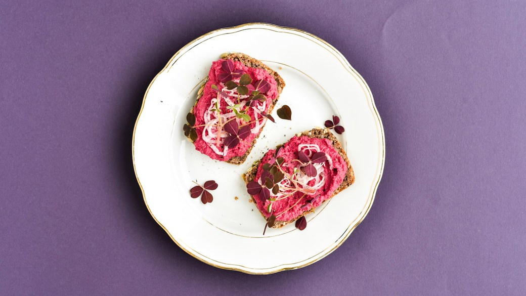 Rødbedehummus med rygeost
