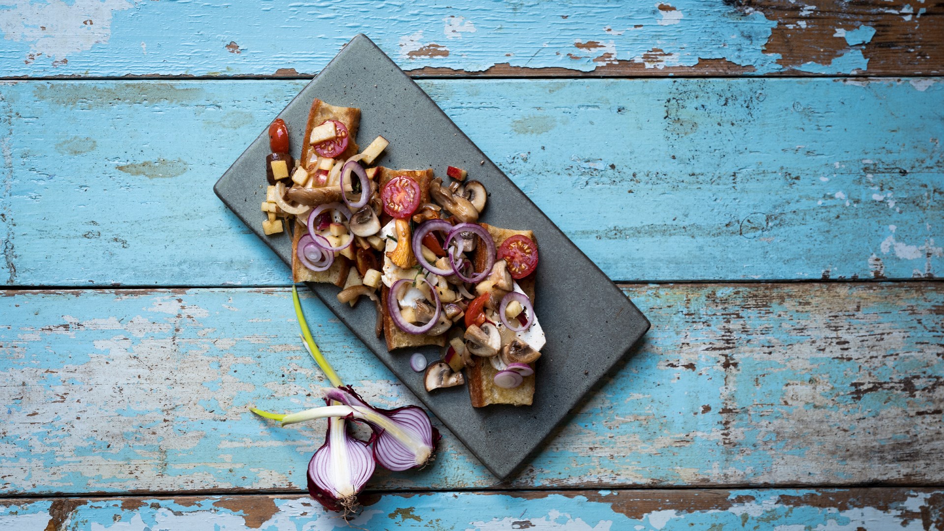 Svampe bruschetta med rygeost og rødløg-image