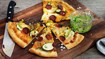 Fuldkornspizza med chorizo og grillede grøntsager - thumbnail