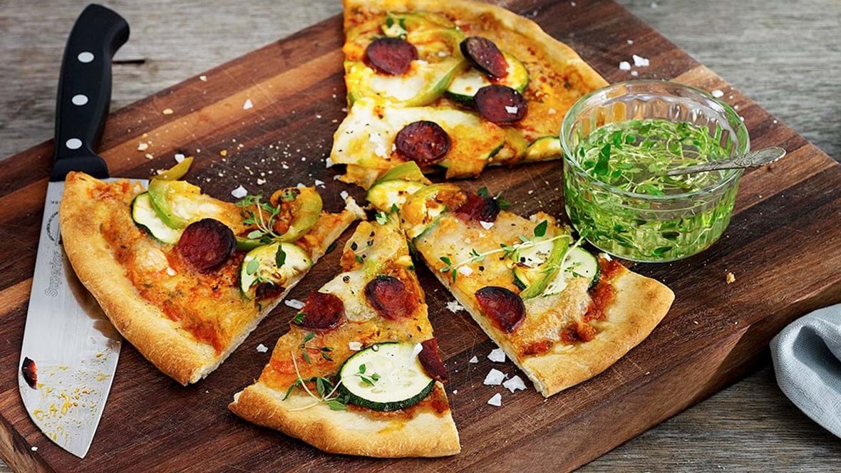 Fuldkornspizza med chorizo og grillede grøntsager
