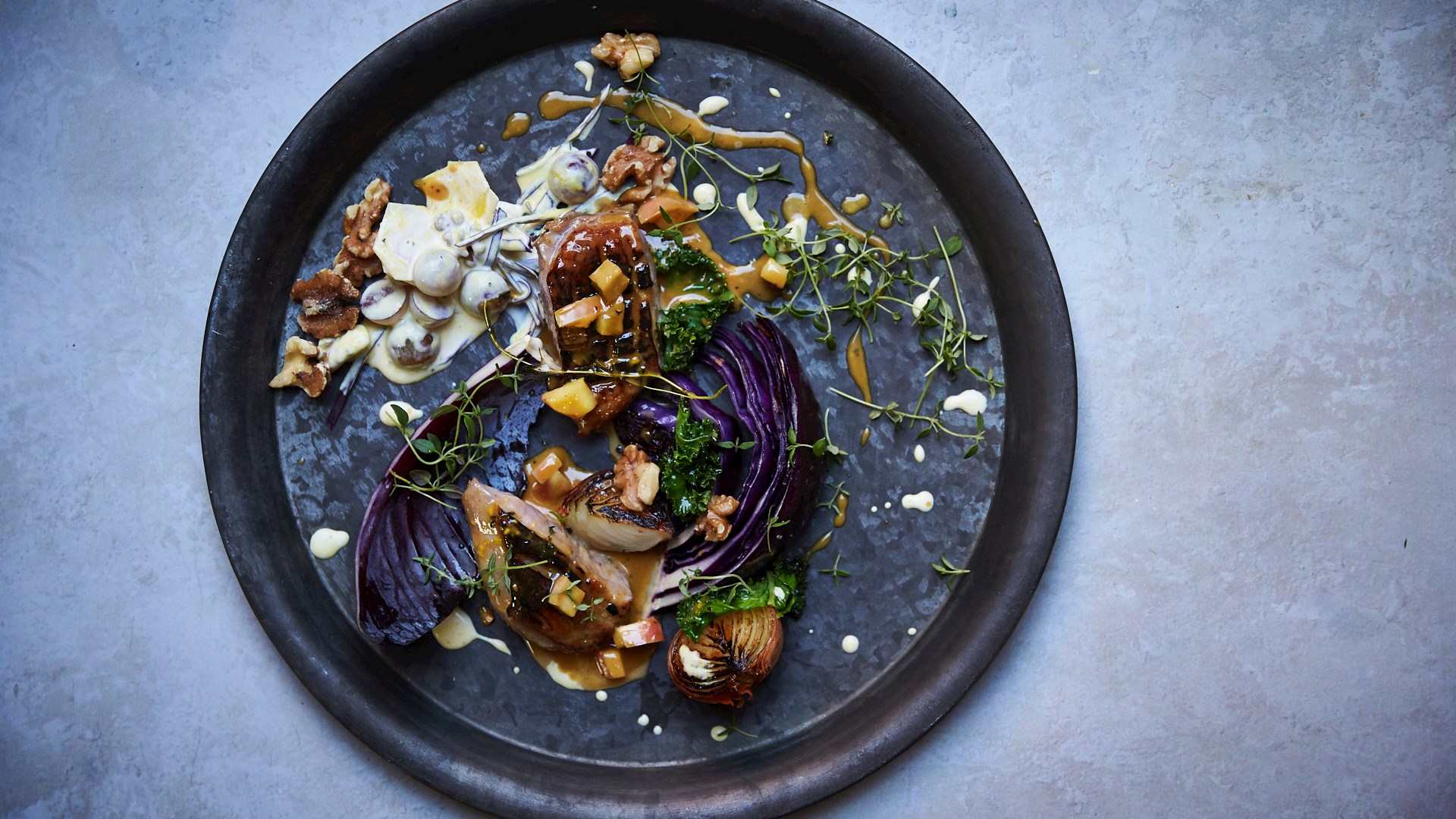 Pandestegt andebryst med æblestykker og flødesalat