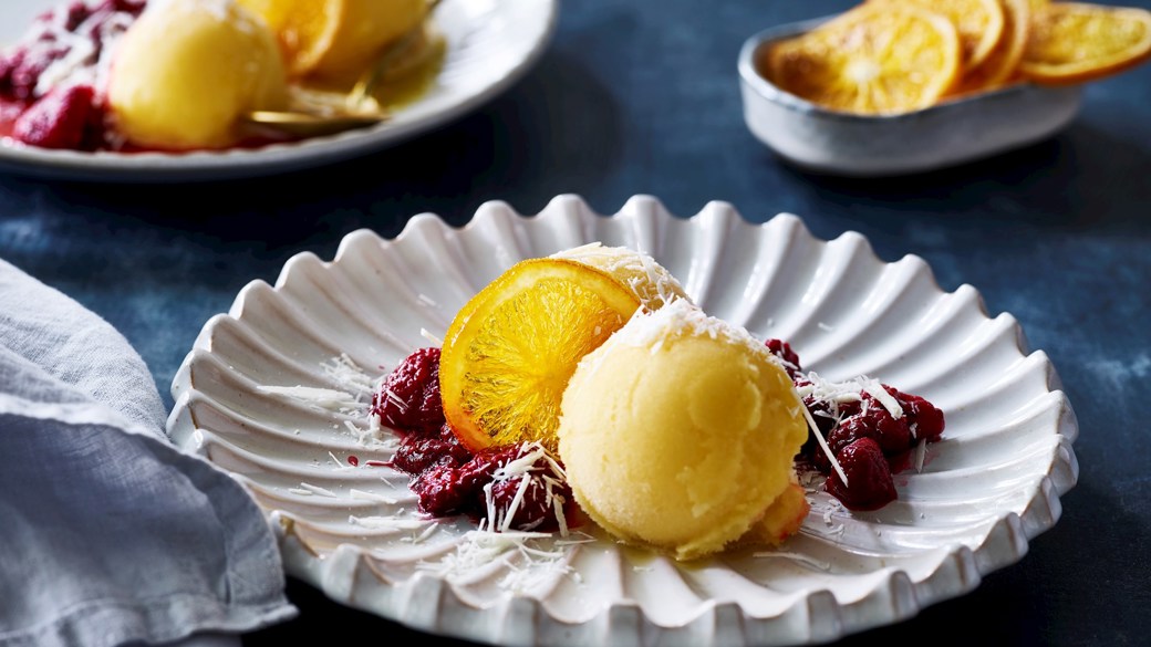 Appelsinsorbet med kandiseret appelsin og hindbær