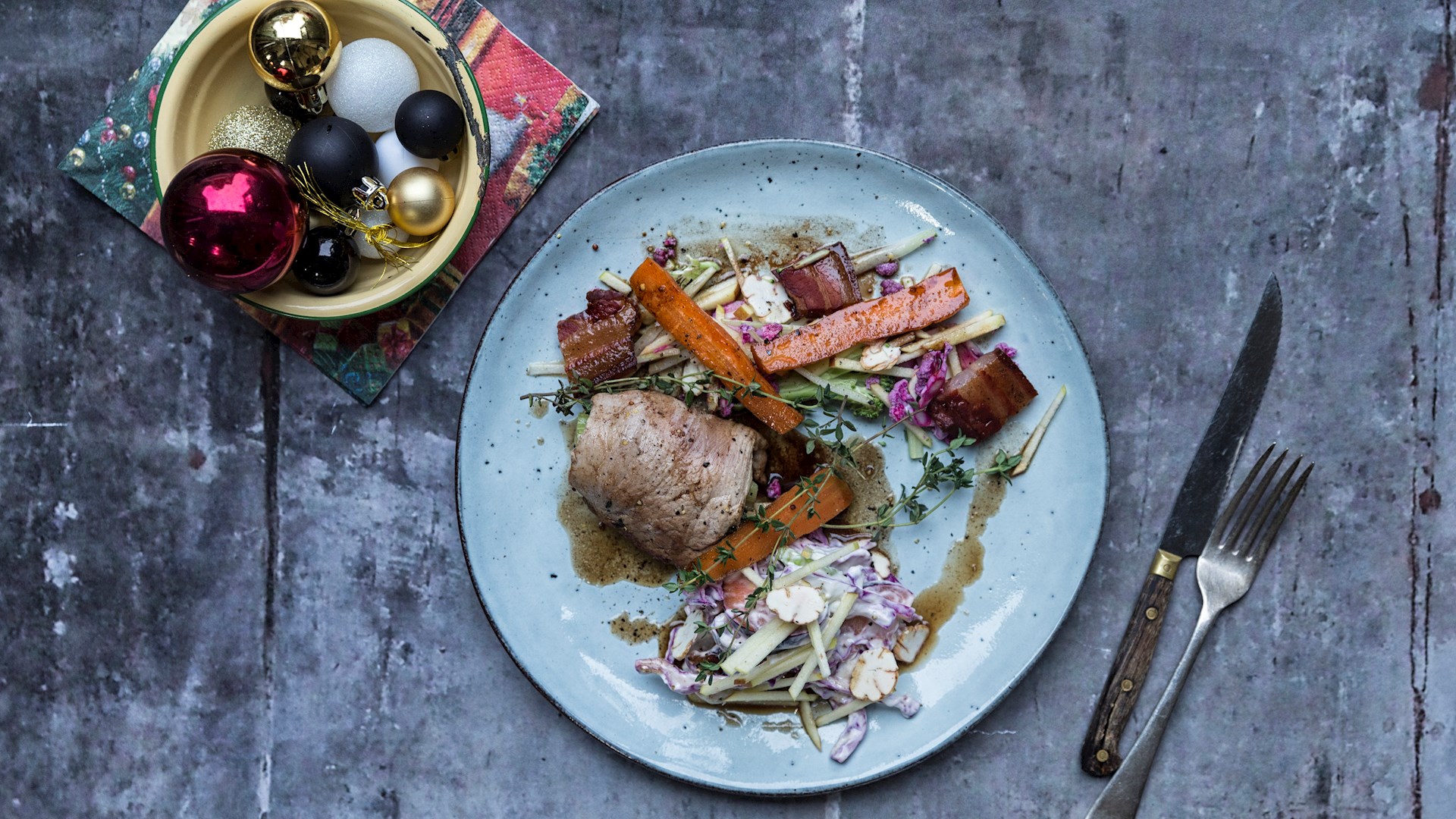 Fyldt svinemørbrad med kålsalat og sprøde baconstykker