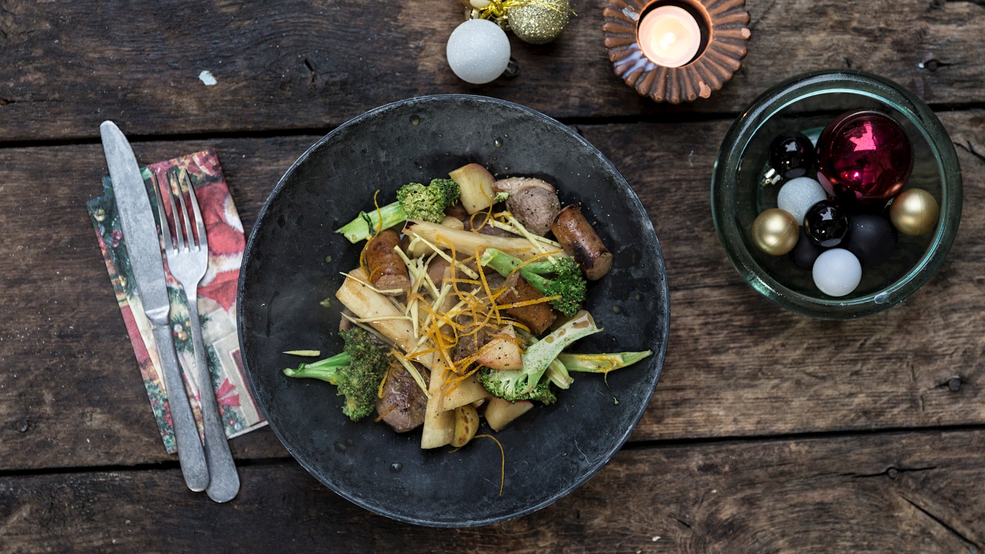 Pandestegt andebryst med rodfrugter og appelsin