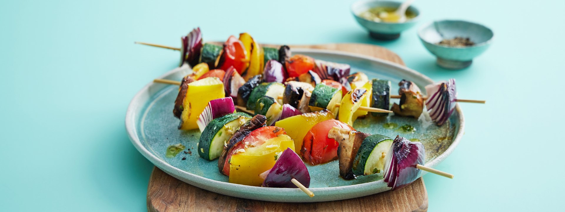 Grillede grøntsagssticks med portobello-svampe og tomater