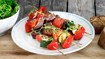 Grillede grøntsagssticks med portobello-svampe og tomater - thumbnail