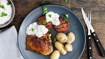 Grillede kyllingeoverlår med grill-tomater og tzatziki med valnødder - thumbnail