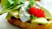 Grillet brød med avocado, krydderurtedressing og stenbiderrogn - thumbnail