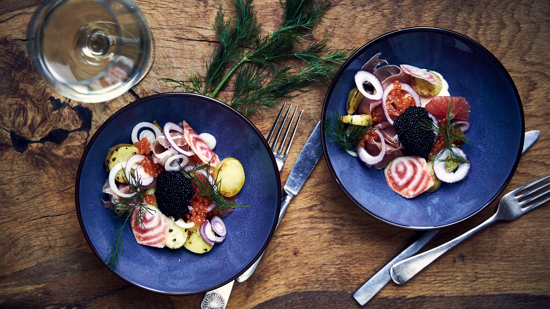 Pandestegt kartoffelsalat med parmaskinke og creme fraiche