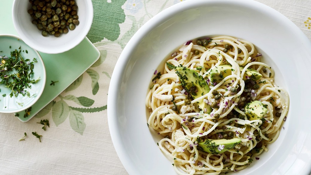 Spaghetti med krabbe og avocado vendt i urter