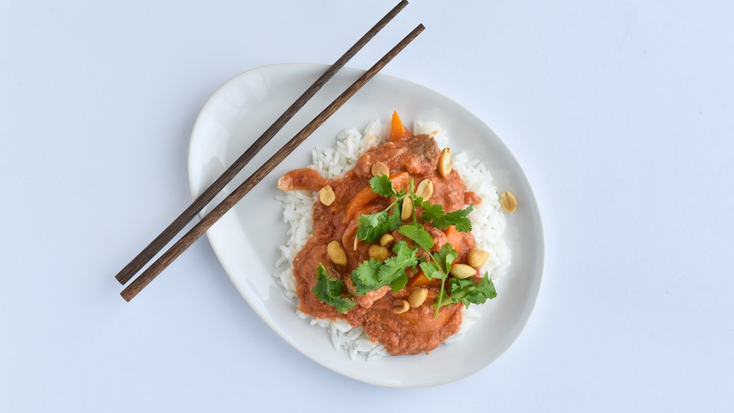 Gris i peanutsauce