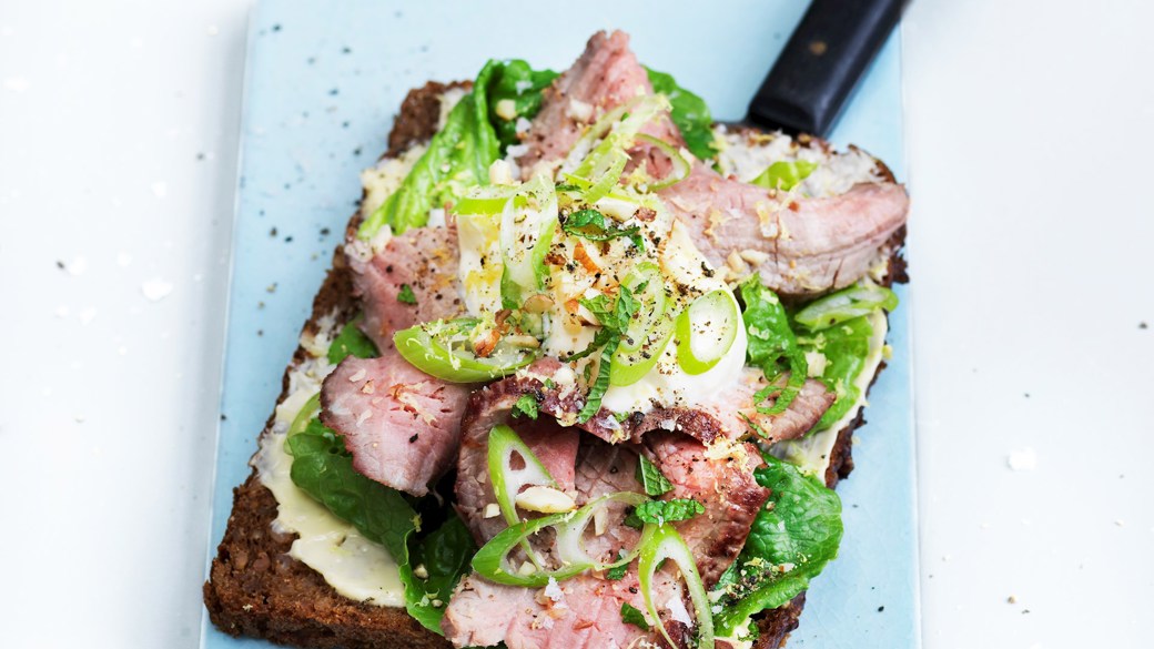 Smørrebrød med stegt lam fra i går