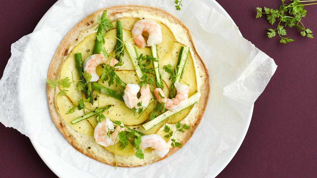 Snydepizza med kartoffel, cremefraiche og rejer