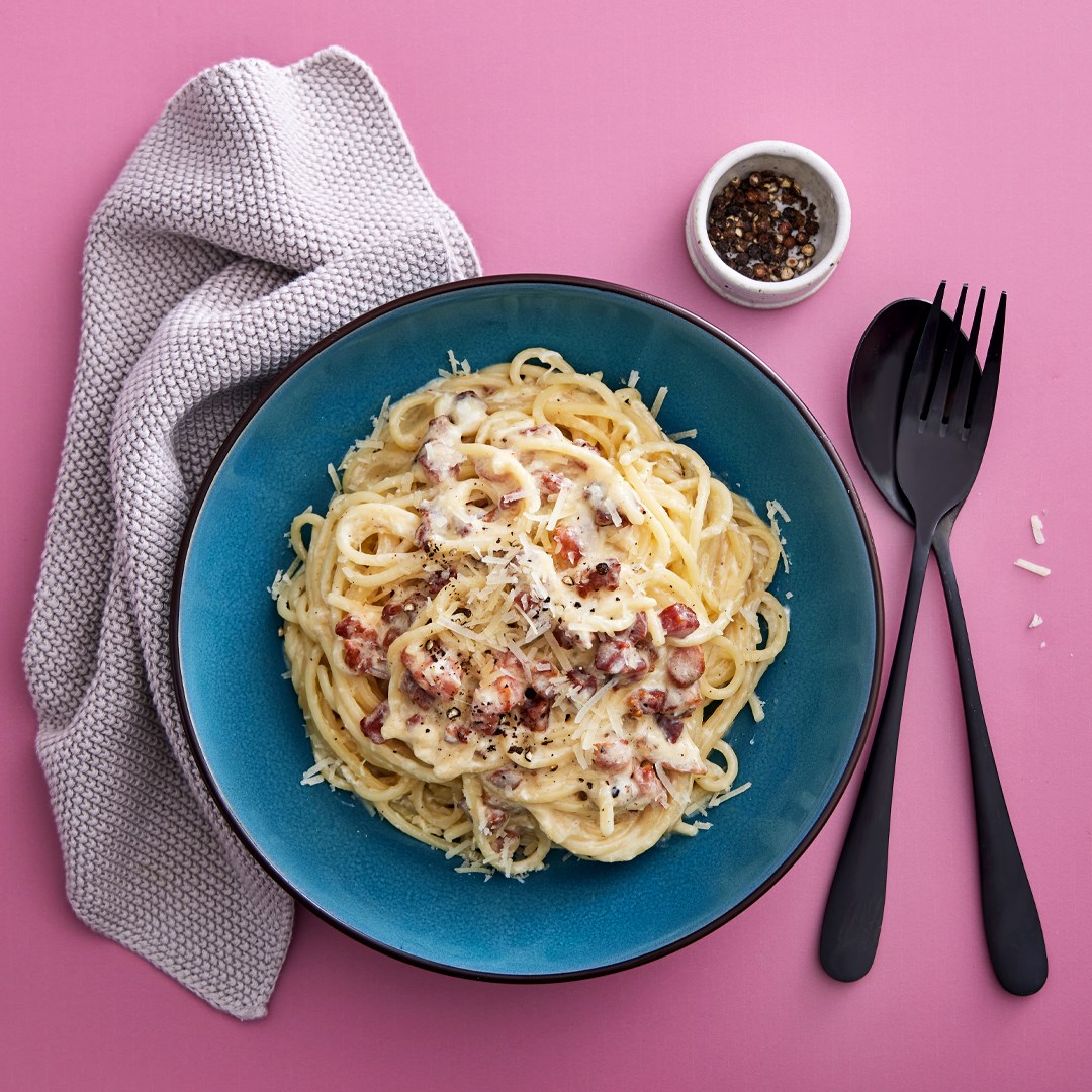 Pasta carbonara med grøn salat og vinaigrette • Få opskriften på pasta