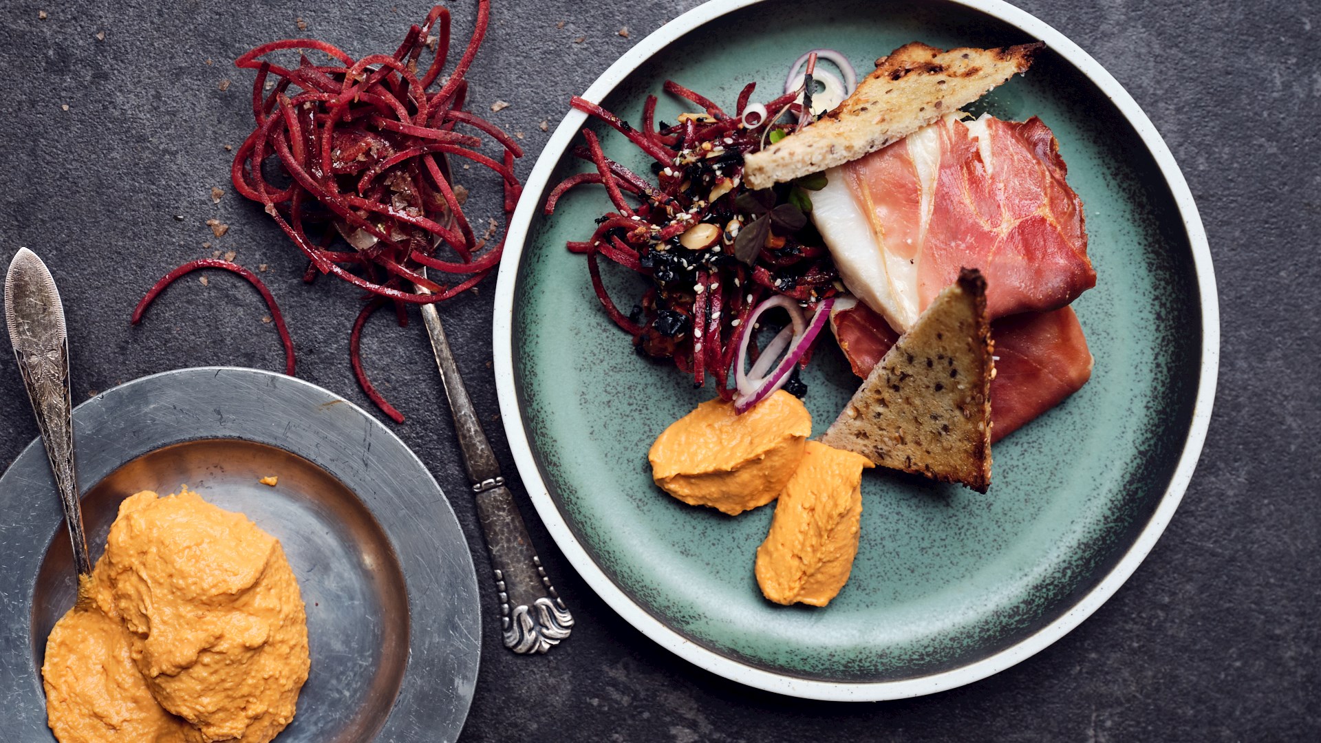 Ovnbagt torsk med parmaskinke og sprød rødbedesalat