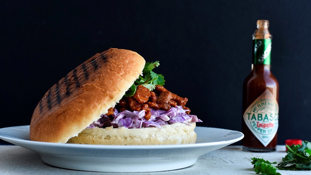 Barbequegris og coleslaw