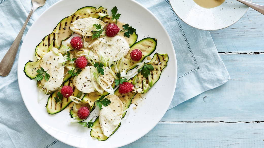 Grillede courgetter med mozzarella og hindbær