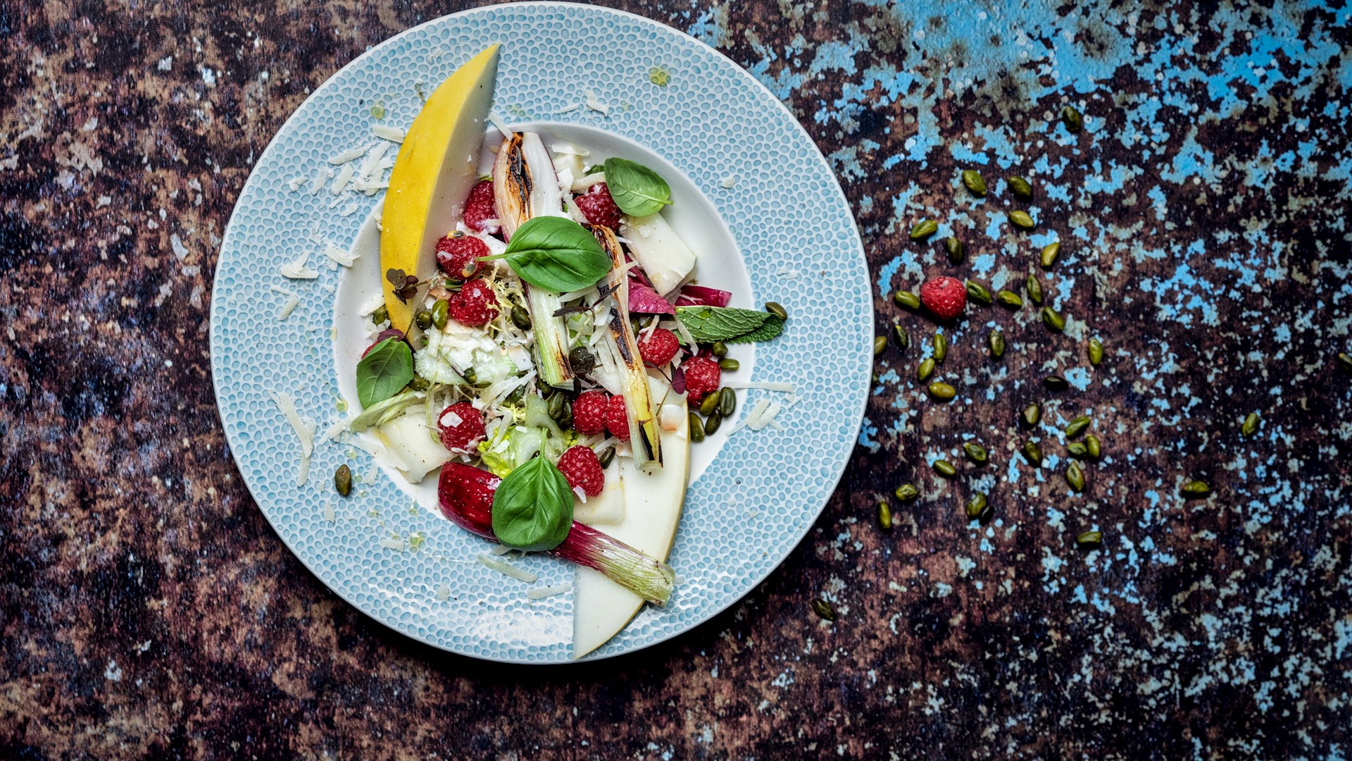 Melonsalat med friske hindbær, nødder og parmesan