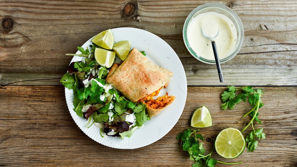 Burritos med bønneragout og hvidløgsfraiche