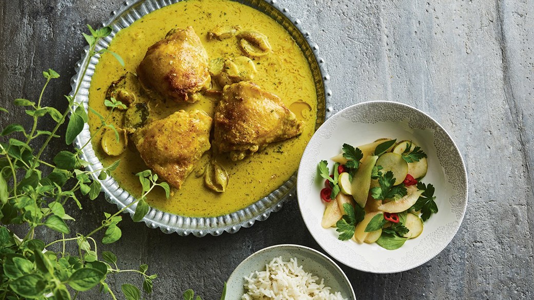 Kylling i kokoskarrysauce med pæresalat og ris