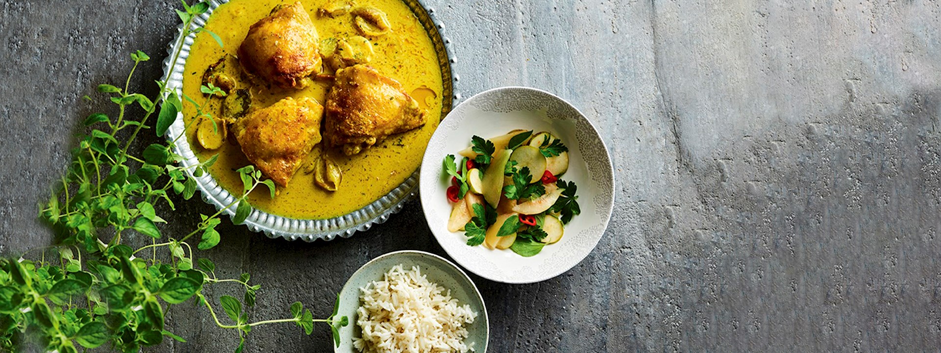 Kylling i kokoskarrysauce med pæresalat og ris