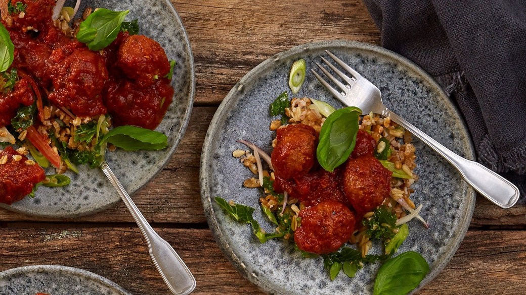 Klimavenlige boller i tomatsauce med lun speltsalat
