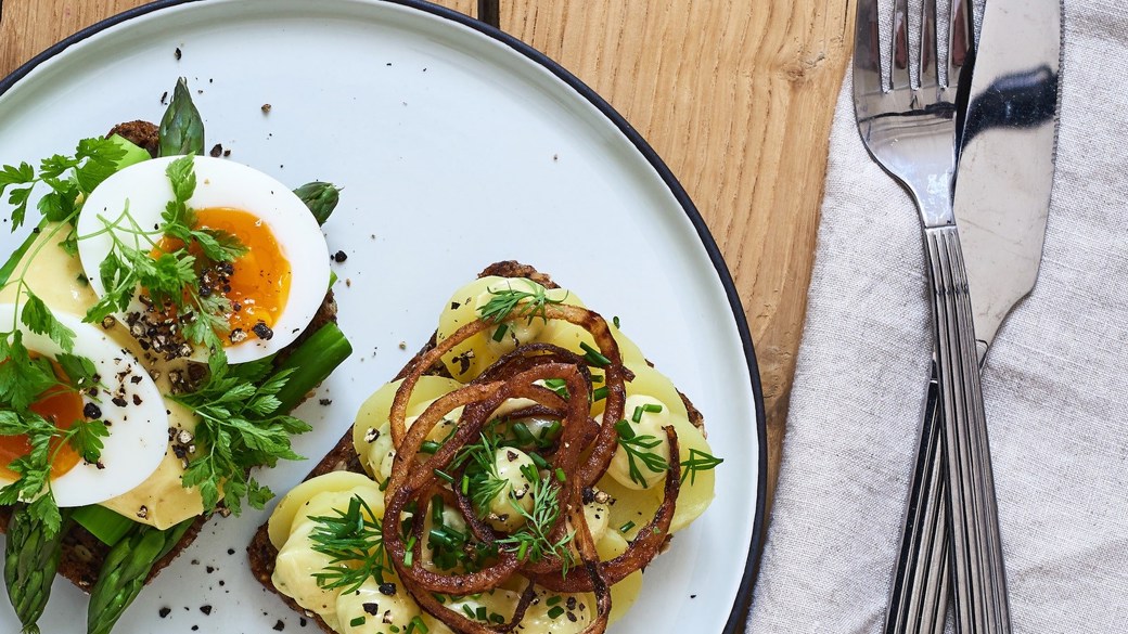 Klimavenligt smørrebrød med kartofler, hjemmeristede løg og bernaise-mayo