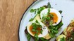 Klimavenligt smørrebrød med smilende æg, grønne asparges og hollandaise-mayo - thumbnail