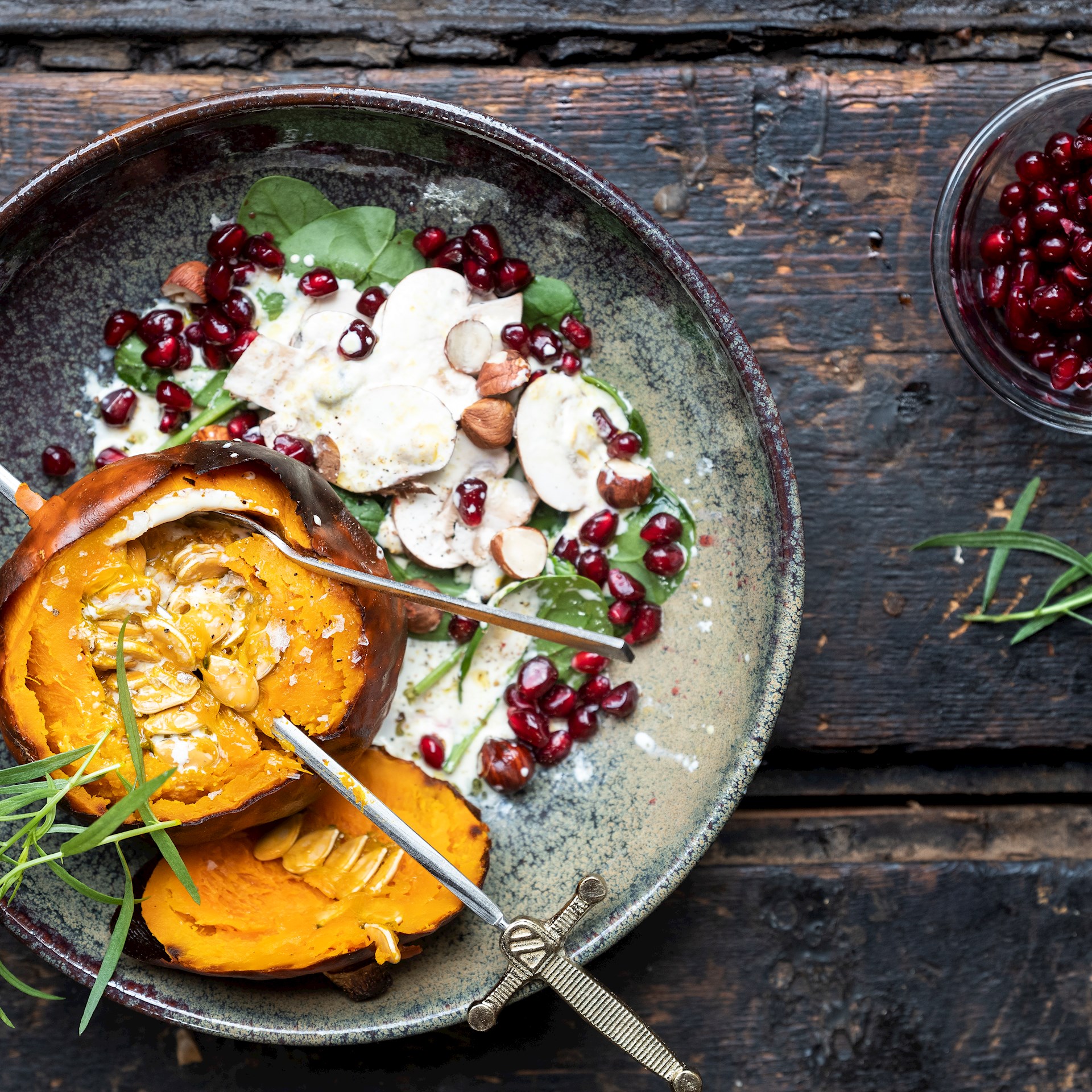 Bagte små græskar med dressing og spinat salat