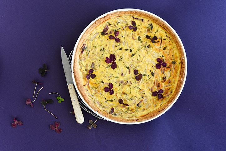 Løgtærte med rygeost og timian