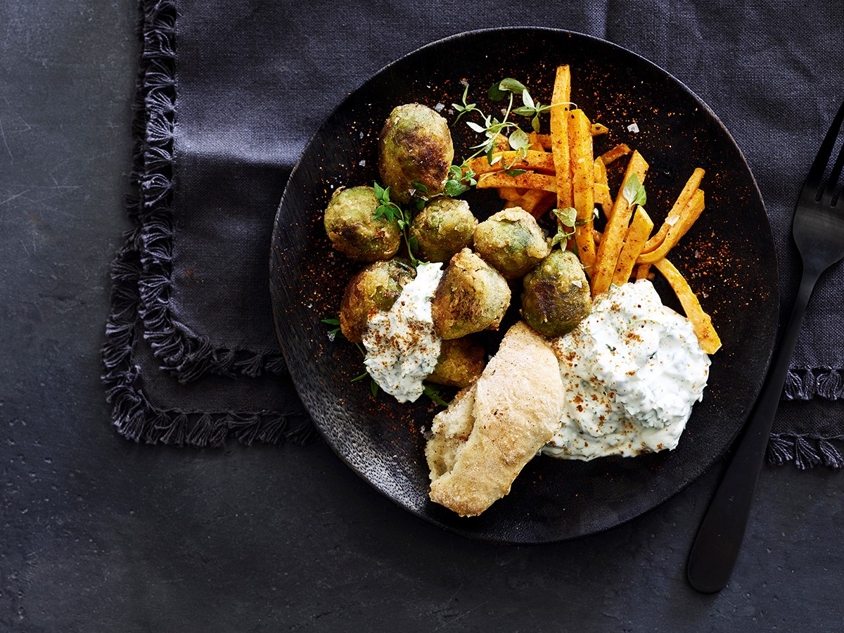 Rosenkål-nuggets med grønkåls-tzatziki og søde fritter