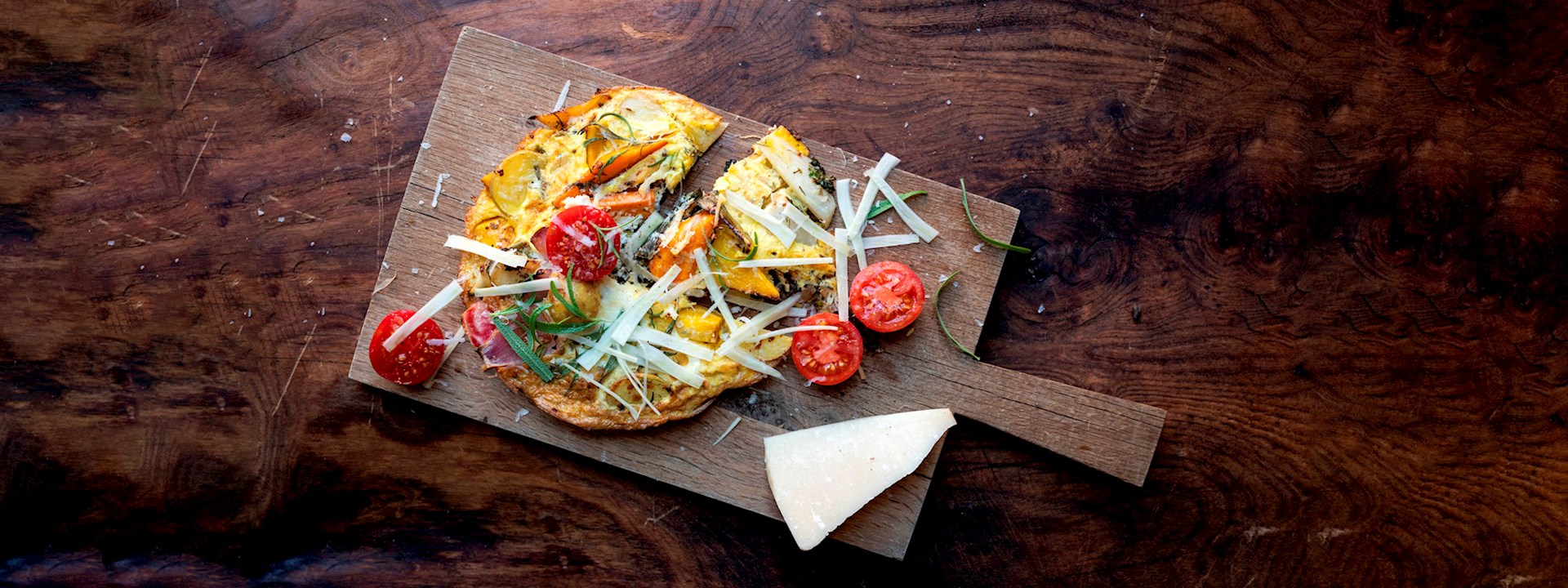 Bagt æggekage med rester af grøntsager