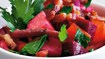 Rodfrugtsalat med sprøde bacontern - thumbnail