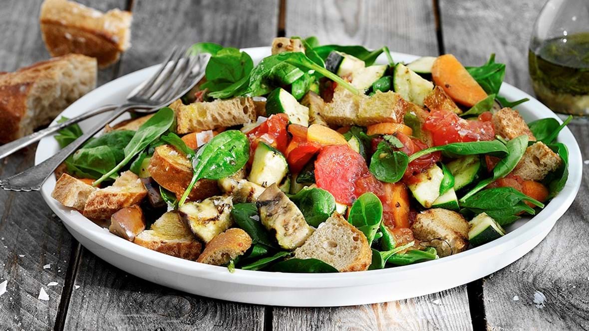 Vænne sig til Altid Imagination Salat med grillede grøntsager og brød - se opskriften