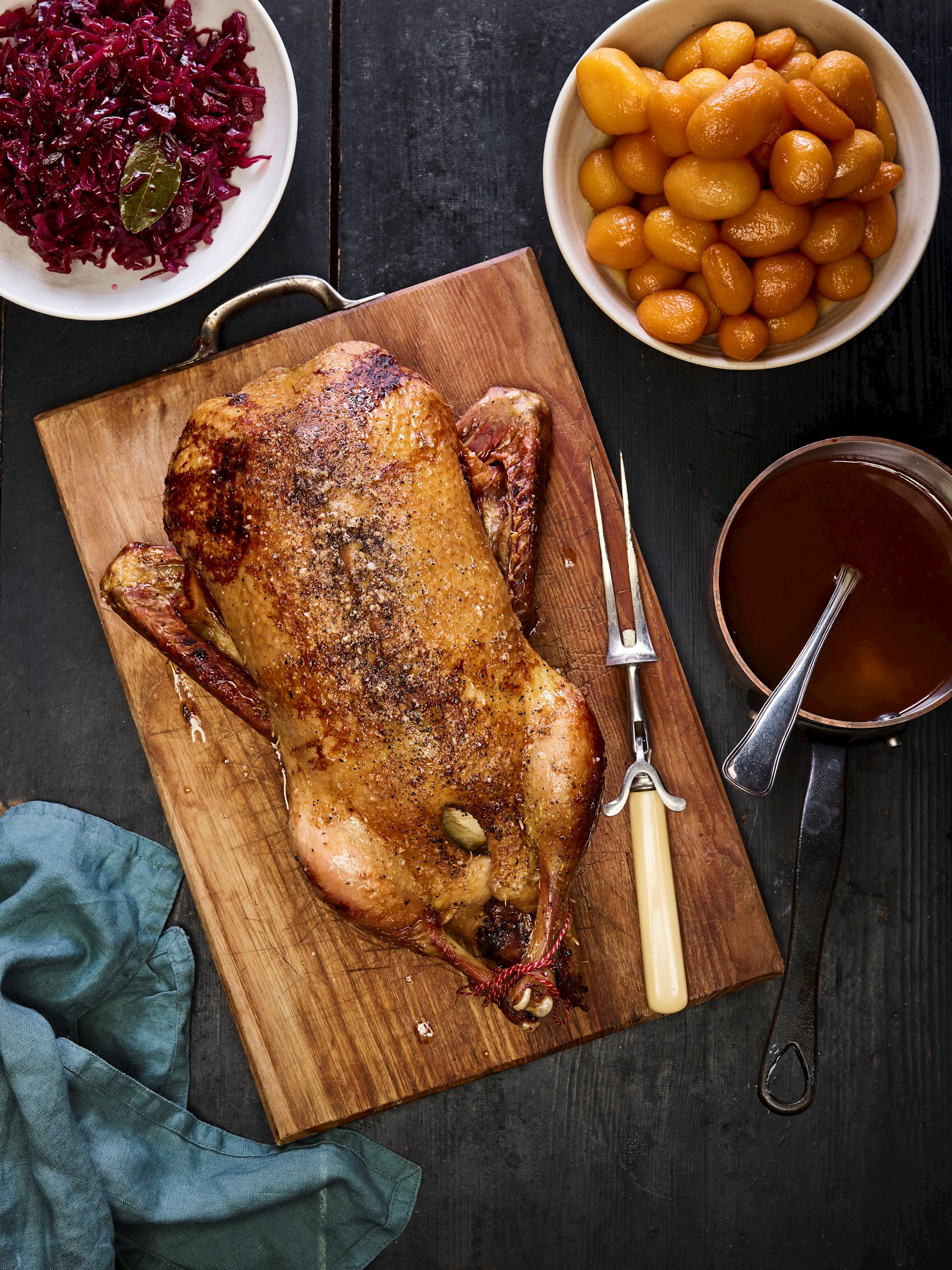 Få opskriften på Langtidsstegt and med brunede kartofler og rødkål