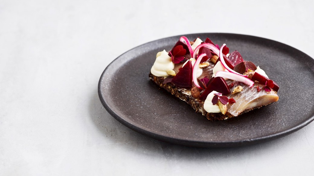 Sherrysild med rødbede, hasselnødder og rygeostcreme
