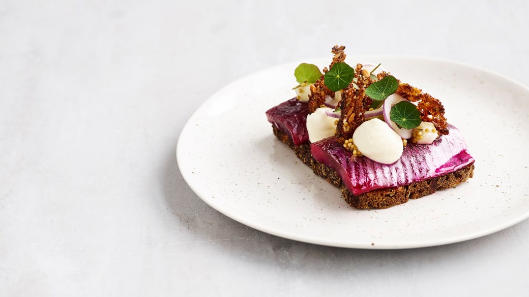 Rødbedesild med syltede sennepsfrø og rugbrødschips