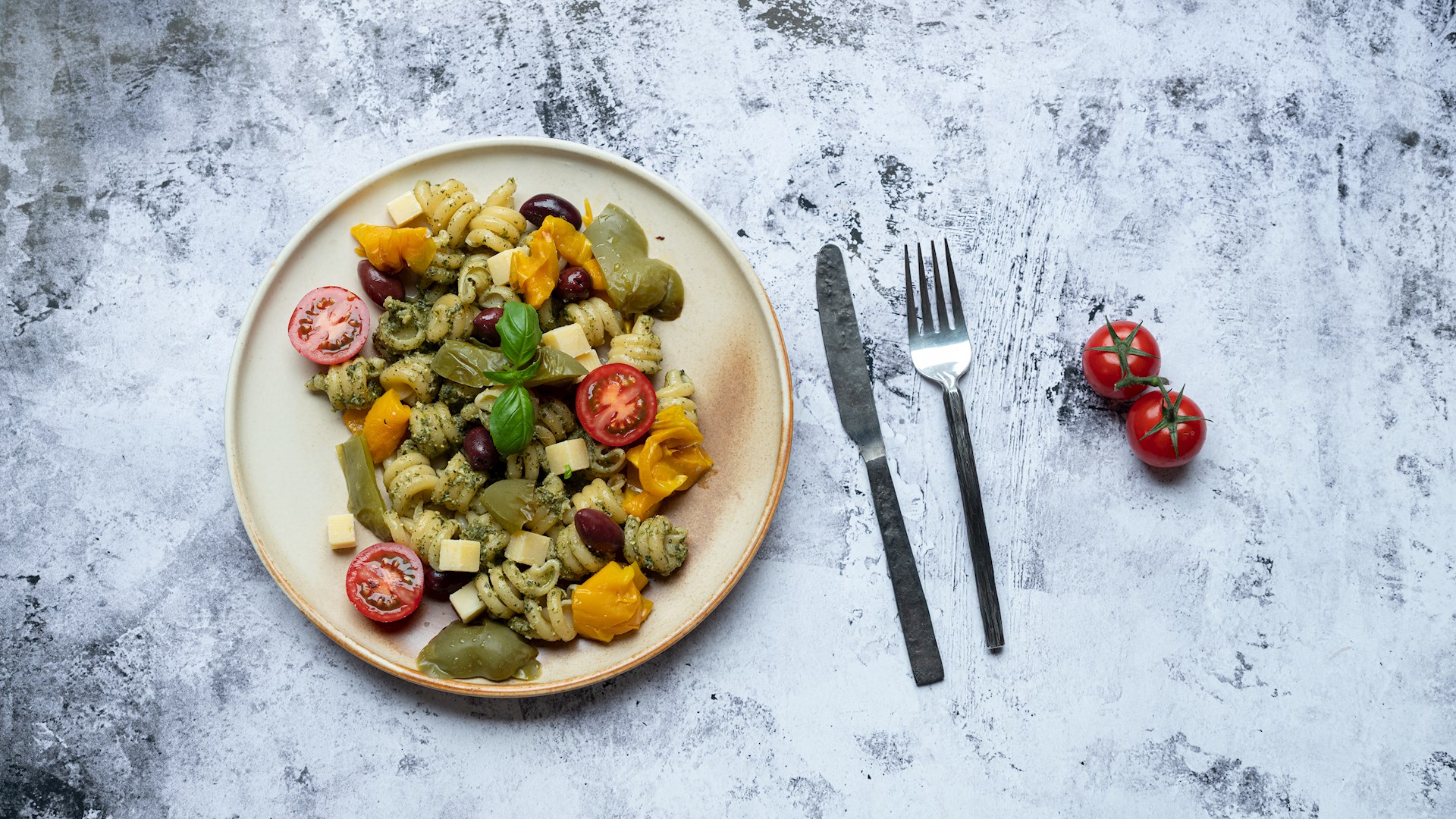 Pasta med pesto og bagte peberfrugter