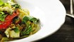 Spaghetti med lynstegte grøntsager, basilikum og gorgonzola - thumbnail