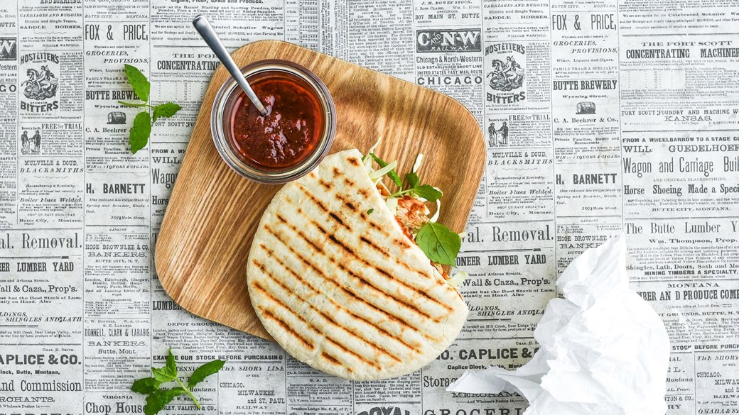 Pitabrød med chiliolie, halloumi og spidskålssalat med mynte